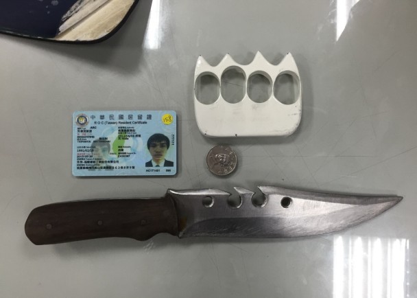 1040701外籍男攜械防身 眼尖警查獲管制刀械送辦(圖示)