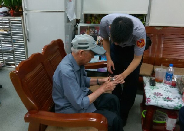 1040702 9旬翁返台浪跡街頭 警愛心協助獲讚揚(圖示)