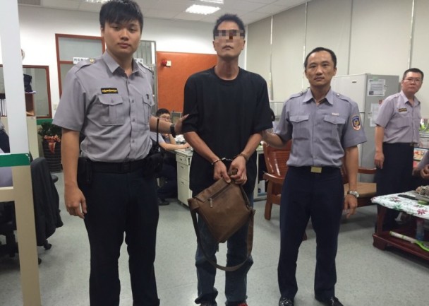 1040712通緝犯逛街心虛走巷弄智警機車包抄緝獲(圖示)