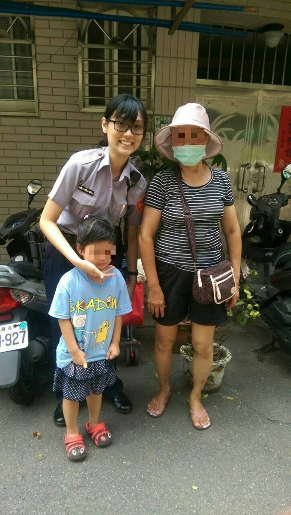1040727大手牽小手 細心女警帶迷途小童返家( 圖示)