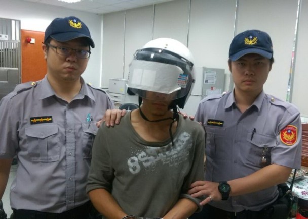 1040816拿了就跑！　男子幹檳榔啤酒被中和一警制伏(圖示)