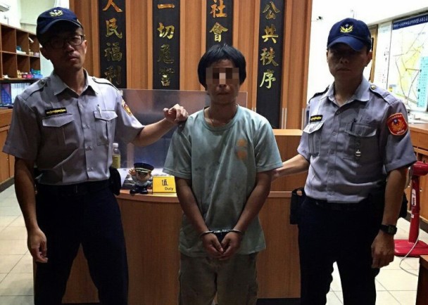 1040818遇警心慌閃躲騎樓  眼尖警靈鼻嗅味逮毒蟲(圖示)