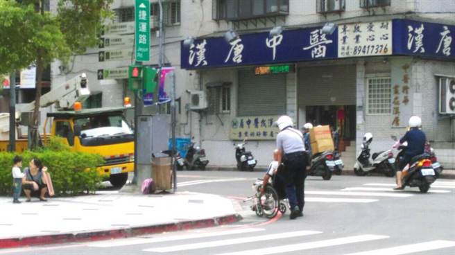 1040924雜沓的路口飄芬芳 熱心警的善行義舉(圖示)