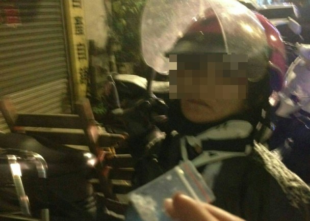 1041112吸毒辯稱腳痛 女持毒遭警逮(圖示)
