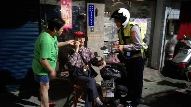 1041120　9旬老翁迷失街頭 警與志工愛心助返家(圖示)