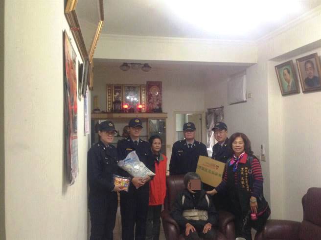 1041218首波寒流來襲 中和一警結合里長寒冬送暖_1