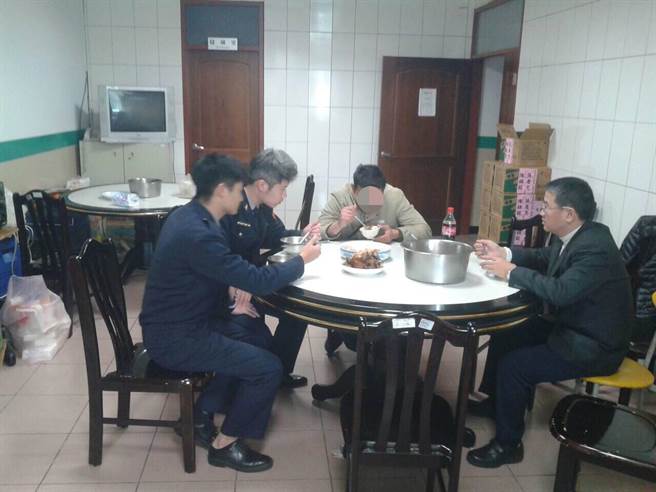 1050209中和溫馨警 助民眾免於挨餓受苦(圖示)