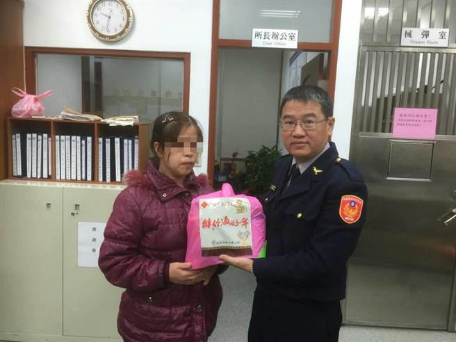 1050213春節期間實地探訪 中和警關心弱勢獲里民肯定(圖示)