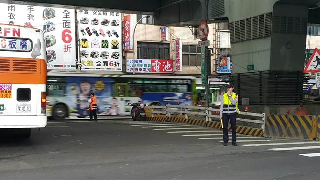 1050412俏女警許芷寧守護街頭交通 民眾表達感謝_1
