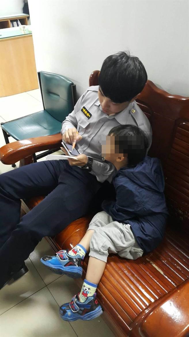 1050414男童街頭迷途 警溫馨關懷(圖示)