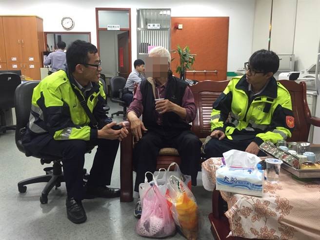 1050415老翁深夜迷途 熱心警助返榮民之家(圖示)