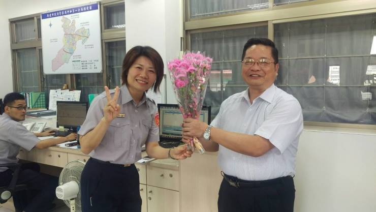 1050505母親節前夕 中和一警分局長親送康乃馨祝福_1