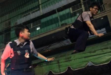 1050511狡猾毒蟲奮力丟包毒品 中和勇警扮演蜘蛛人(圖示)