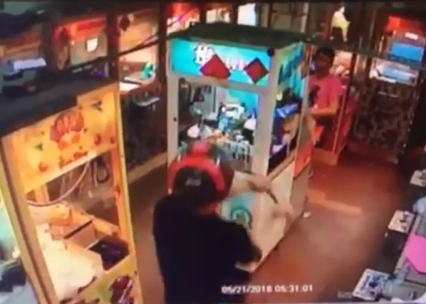 1050524夾不到娃娃懷恨　男酒後拿鐵撬砸店(圖示)