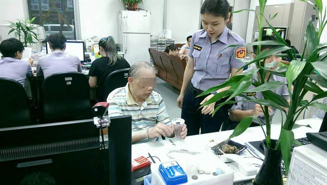1050531失智翁搭公車迷途 中和一分局警助返家(圖示)