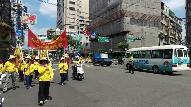 1050530廟會踩街 中一警維安交通順暢_1
