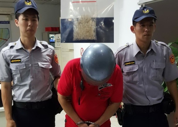 1050605毒品通緝又攜毒 偽裝駝背躲避攔查(圖示)