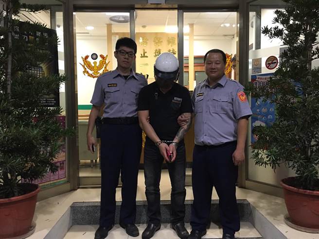 1050610毒蟲吃玉米太忘我 轉身驚見警察在身後(圖示)