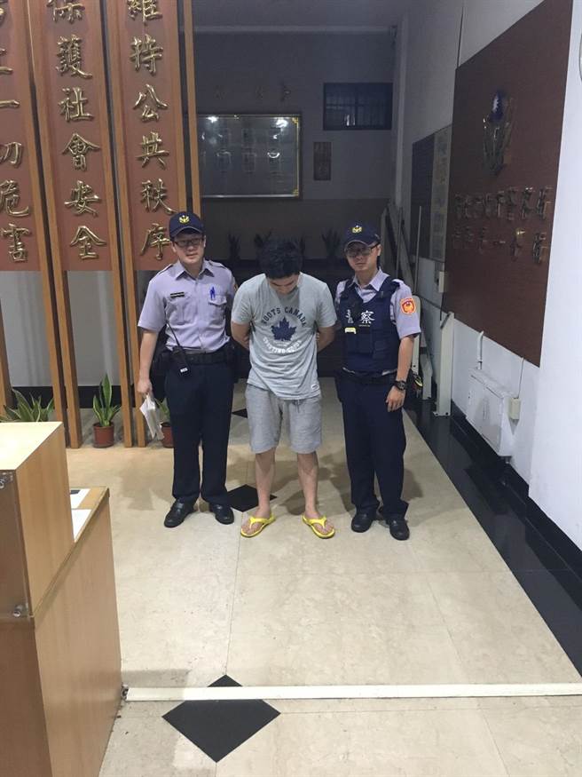 1050613心虛毒蟲臭水溝棄毒 警忍臭起毒送辦(圖示)