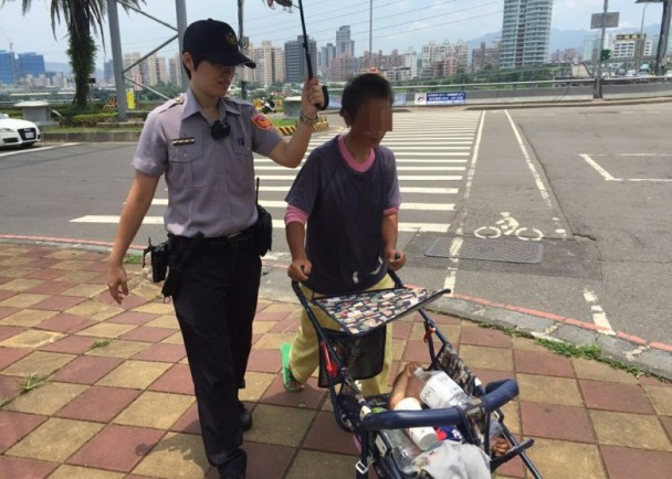 1050628炎炎夏日　貼心女警撐傘護幼兒與精障母(圖示)