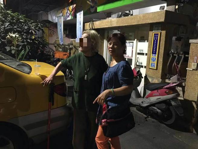 1050621 7旬婦人忘帶鑰匙 里長、警察協助返家(圖示)