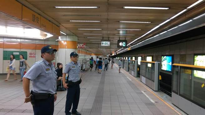 1050708台鐵車站爆炸事件 中一警捷運站守望巡邏加強維安_圖示1
