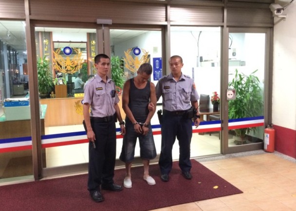 1050802臉紅遇警心虛 中和一警逮酒駕通緝犯(圖示)