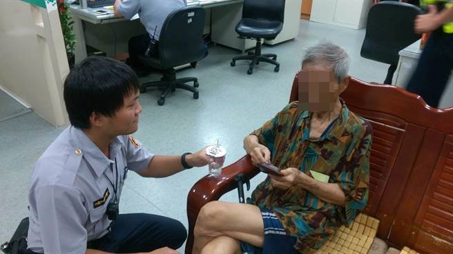 1050812少年報案 熱心警護送老翁返家_1