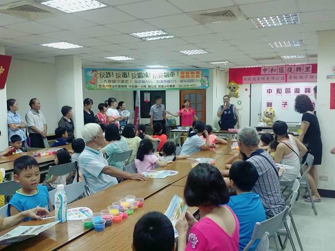1050805孩童拼豆歡度暑假 警民同樂預防犯罪_圖示2