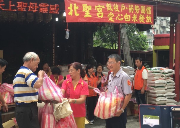 1050828普渡法會捐白米　里長警長來幫忙(圖示)