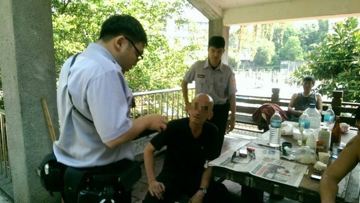 1050913白目通緝犯 霸涼亭菸酒喧囂遭警活逮_1