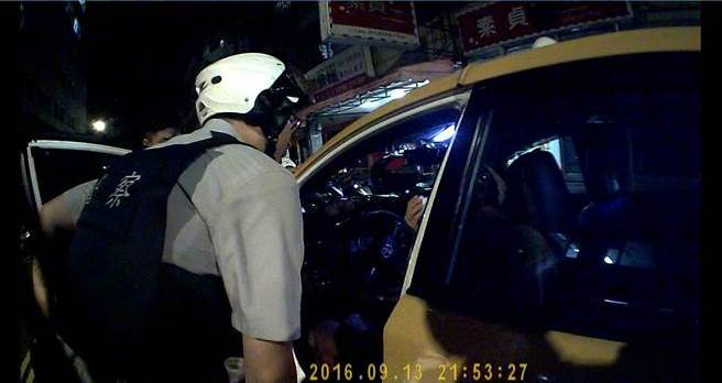 1050914運將身體不適狂吐 熱心警協助送醫(圖示)
