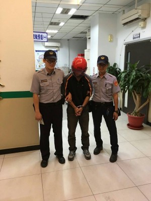 1050909鐵工吸毒搭小黃躲警 表情太慌張遭抓包_1