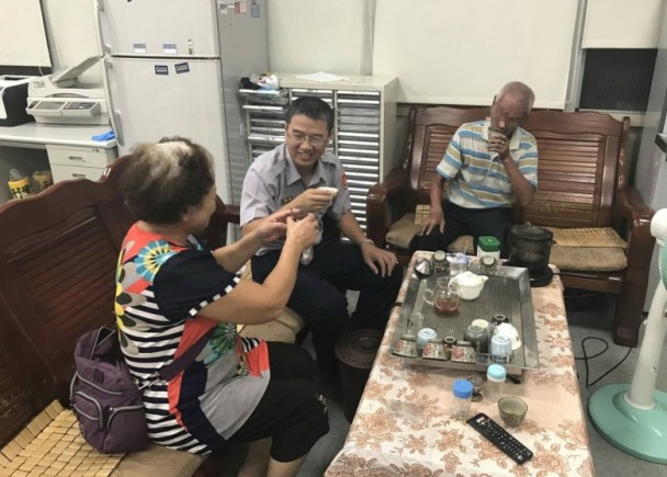 1051005失智翁倒臥社區　流浪兩天警助回家(圖示)