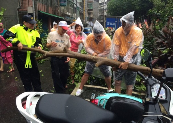 1050927路樹倒榻警拉封鎖線 里長啟動守望相助隊協助救災(圖示)