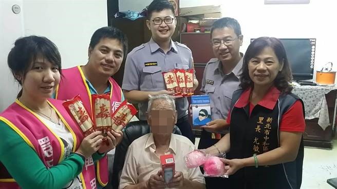 1051010慶重陽 警偕里長、志工關懷長者_1