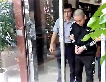 1050930酒後與女友爭吵 男子怒持槍當街揮舞_1