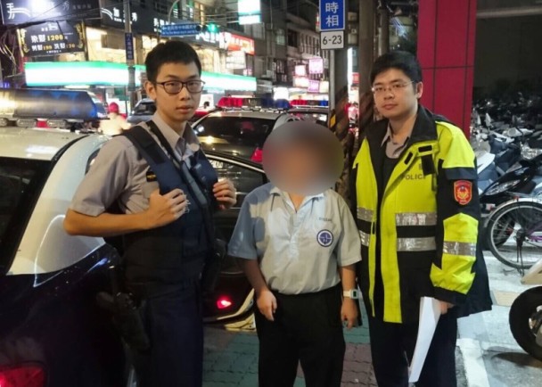 鐵漢柔情！別怕，警察哥哥的手給你牽(圖示)