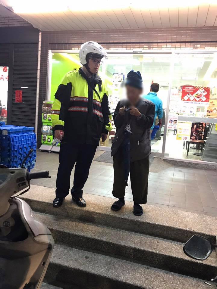 飢腸轆轆老翁迷路