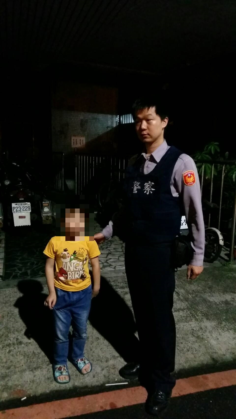 熱心暖警幫助迷失兒童找到回家的路