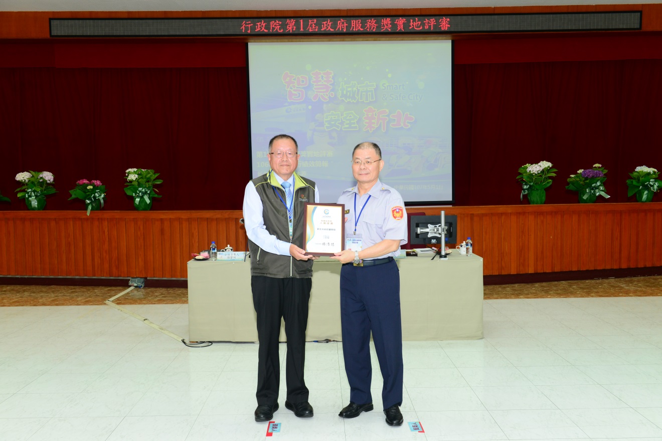 圖 1-張分組召集人寶誠頒發入圍證書予本局胡局長木源