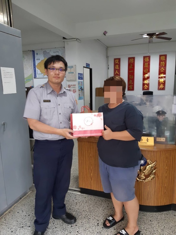 樹林警分局山佳派出所警員林宗慶與林女合照