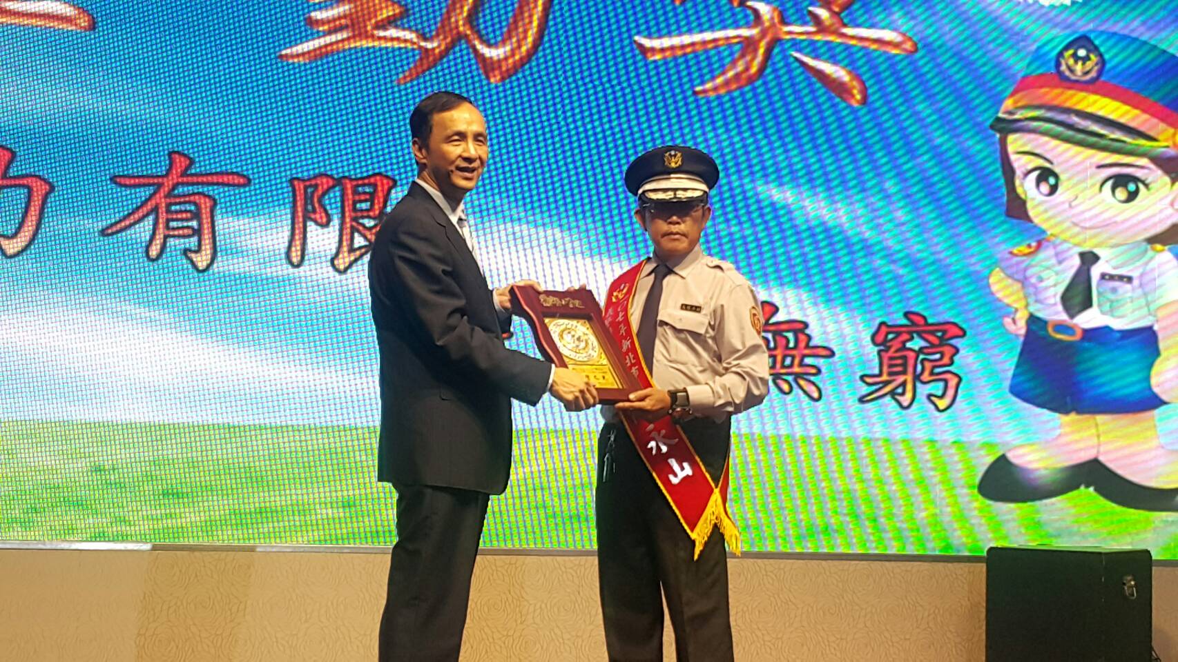 三多義警分隊副小隊長楊謙堯代理隊員陳永山領獎，與市長合影留念