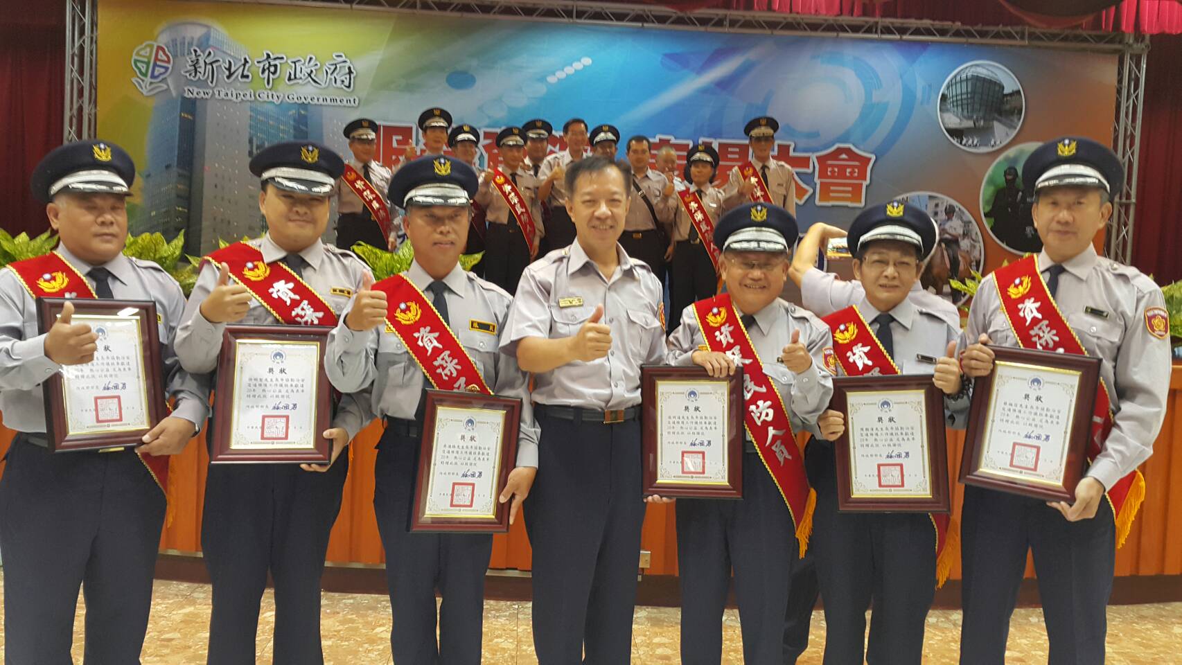 資深民防義警與林温柔分局長大合影