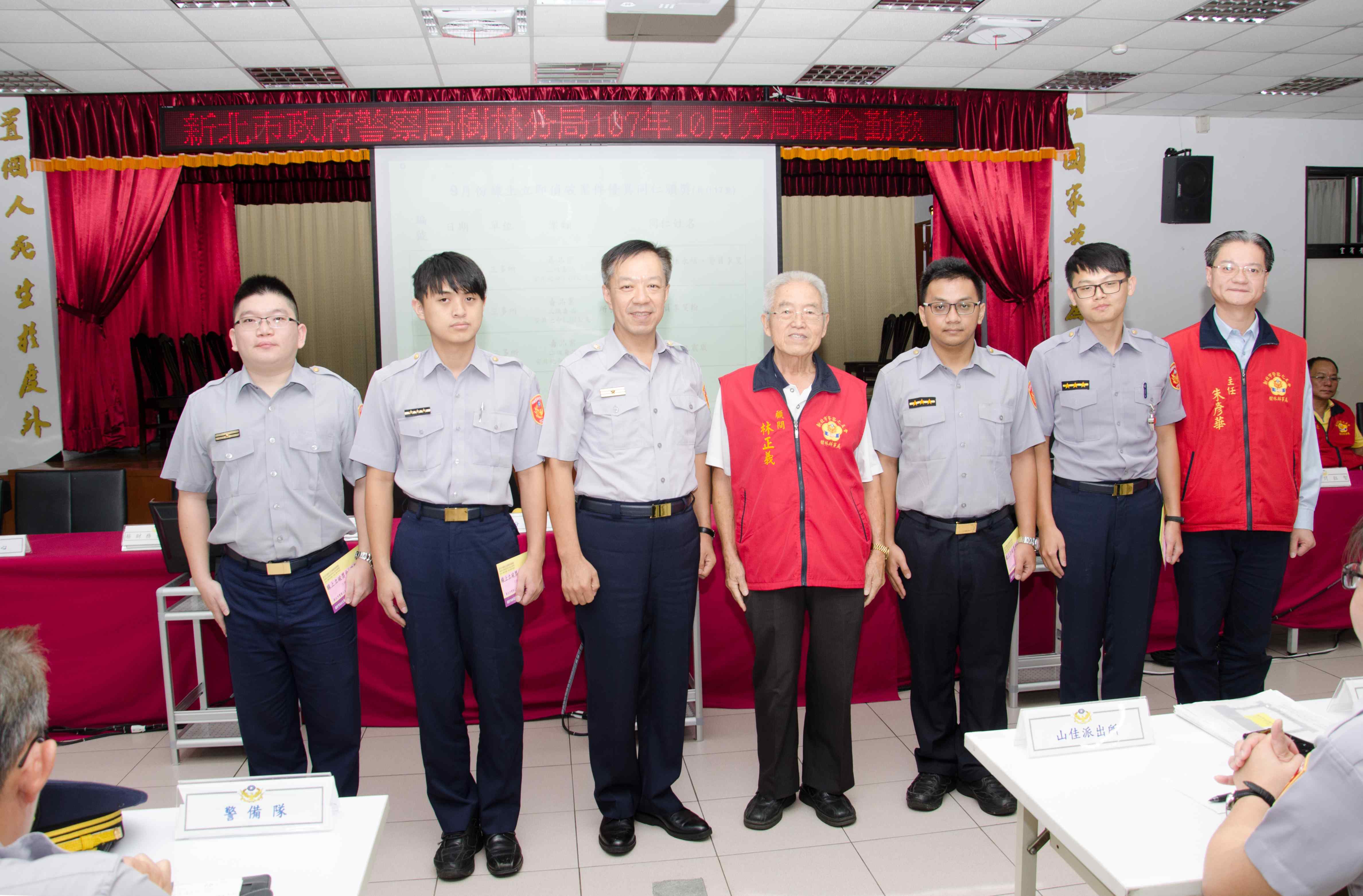 樹林警友會幹部、林温柔分局長與三多所同仁合影留念