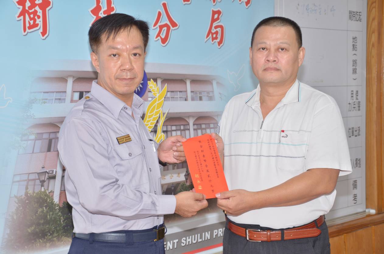 林温柔分局長與偵查隊隊長廖武郎合影