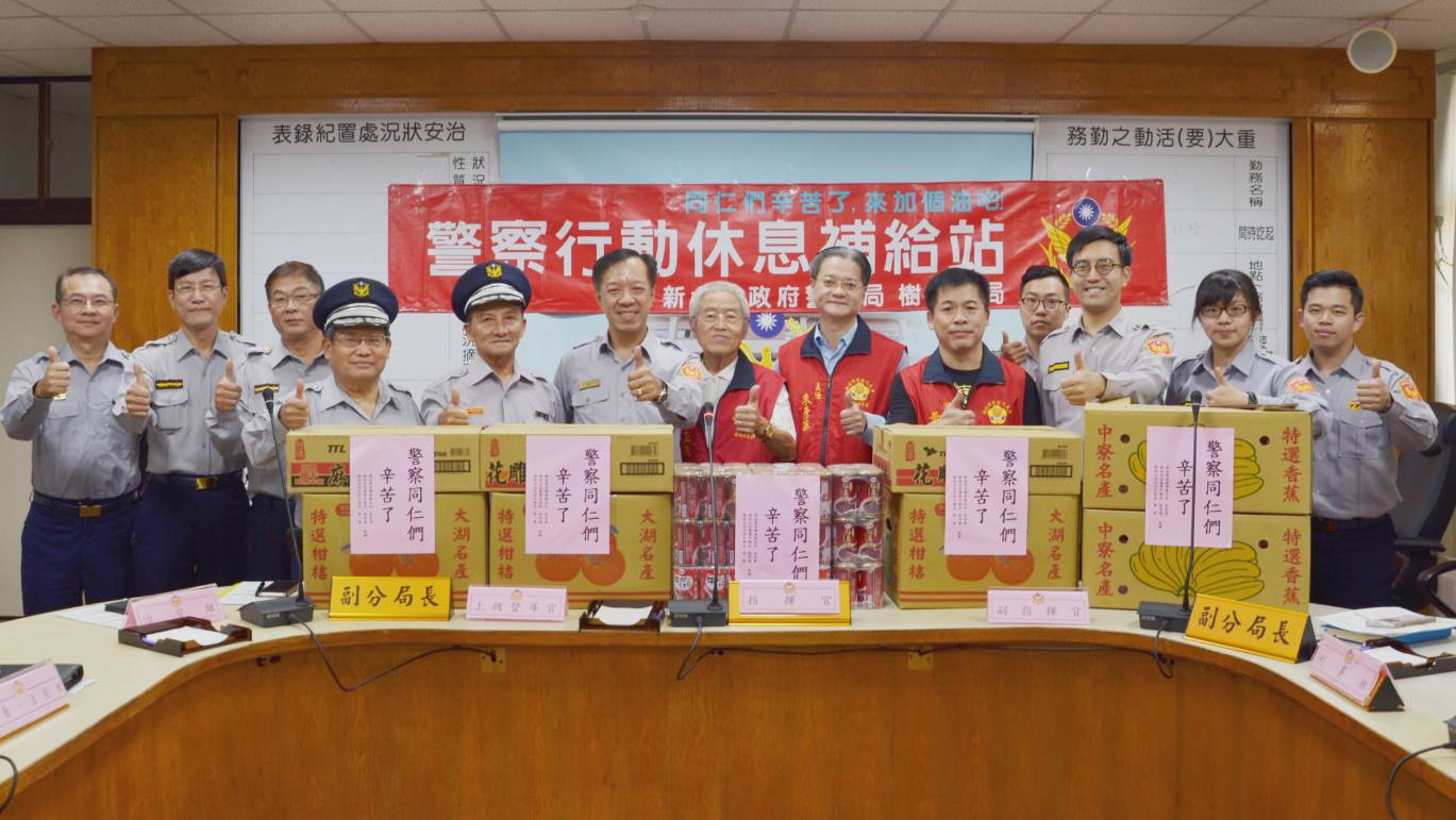 樹林警友辦事處主任朱彥華、樹林分局義警中隊長張明通、民防中隊長周偉及本分局分局長林温柔與各級幹部合影