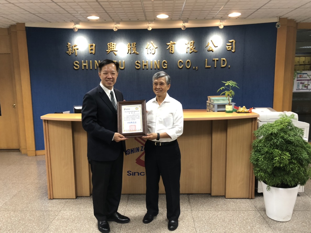 新日興總裁呂勝男與林温柔分局長合影留念