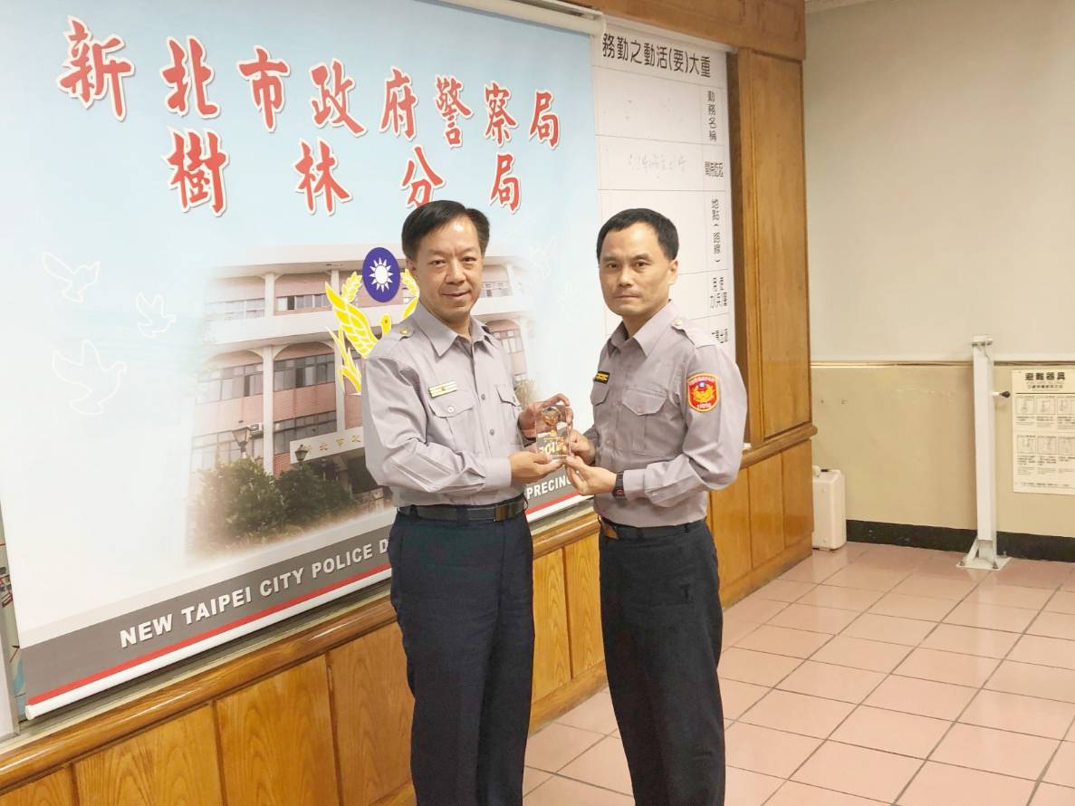 本分局林温柔分局長特利用分局晚報時間轉頒彭厝所所長黃耀億獎牌一座