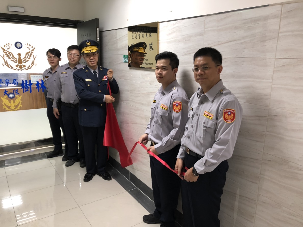 本分局林温柔分局長與交通分隊長許惟亮一同揭牌